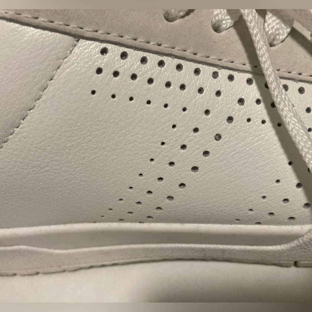 👟Le TIGRE Tompkins Sneaker - Women's  Size: 9.5  Color : White - Picture 2 of 12